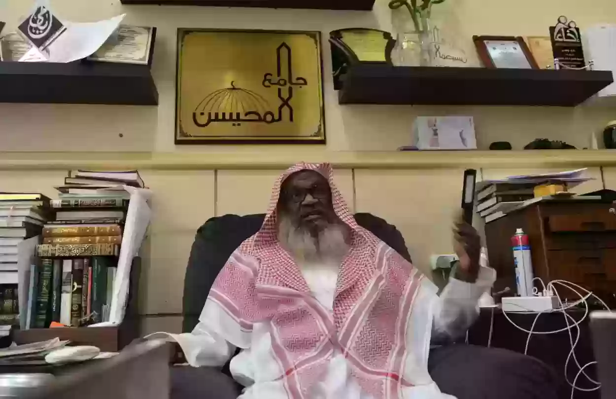 رد إمام الحرم المكي السابق الكلباني على مغرد وصفه بـ شيخ بلاط مطبل