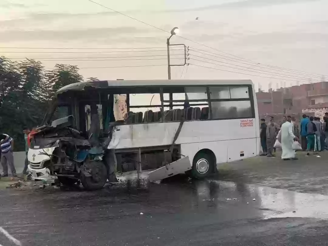 حادث مروري لباص مدرسة على الطريق